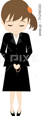 葬儀に参列しておじぎする娘 葬儀に参列しておじぎする娘 74298383