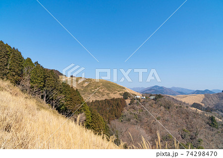 大野山の山頂から谷峨駅への登山道から見た地蔵岩コースの写真素材