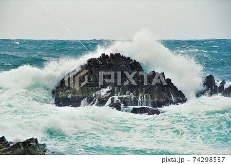 冬の越前海岸 岩に打ち付ける荒波の写真素材 74298537 Pixta