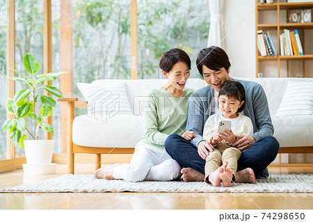 家族でスマートフォンを使用する様子