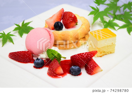 デザートプレート　苺ケーキ　マカロン　フルーツ添え 74298780