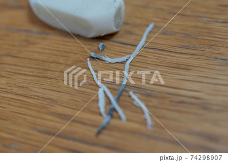 消しゴムのカス 74298907