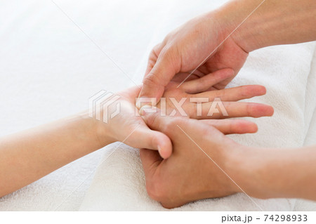 ハンドマッサージ 74298933