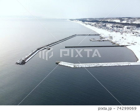 冬の北海道八雲町黒岩漁港の雪景色を空撮 冬の北海道八雲町黒岩漁港の雪景色を空撮 74299069