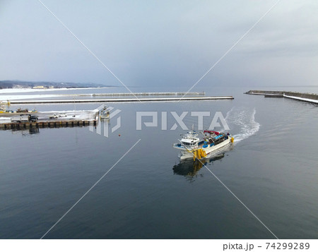 冬の北海道八雲町黒岩漁港に漁を終えて帰港する漁船の風景を撮影 74299289