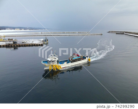 冬の北海道八雲町黒岩漁港に漁を終えて帰港する漁船の風景を撮影 74299290