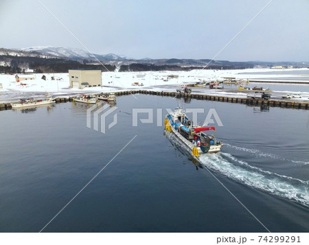 冬の北海道八雲町黒岩漁港に漁を終えて帰港する漁船の風景を撮影 74299291