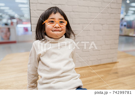 メガネをかけている女の子の写真素材