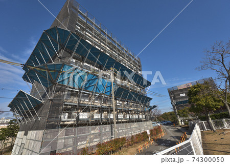 大規模修繕 仮説足場と落下防止柵(朝顔) 大規模修繕 仮説足場と落下防止柵(朝顔) 74300050