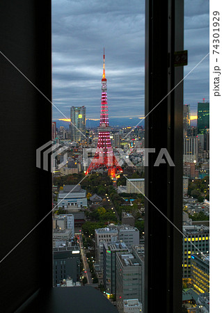 窓枠から望む東京タワー 六本木新宿の夕景の写真素材