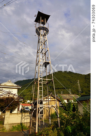 田舎の消防団を招集する火の見櫓の上に設けられた半鐘の写真素材 [74303069] - PIXTA