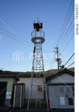 田舎の消防団を招集する火の見櫓の上に設けられた半鐘 田舎の消防団を招集する火の見櫓の上に設けられた半鐘 74303077