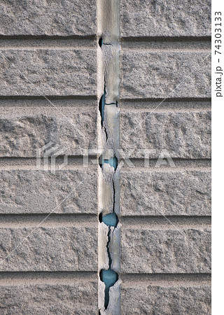 劣化して剝がれたひどい状態のコーキング 74303133