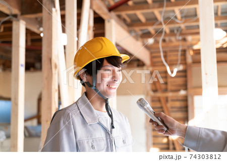 インタビュー 建築現場で働く人 インタビュー 建築現場で働く人 74303812