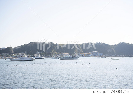 神奈川県三浦市江奈湾の釣り船の風景 神奈川県三浦市江奈湾の釣り船の風景 74304215