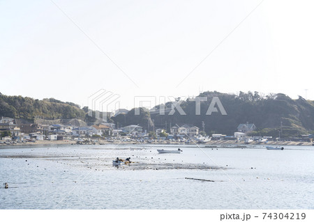 神奈川県三浦市江奈湾の風景 74304219