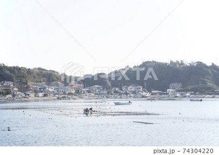 神奈川県三浦市江奈湾の風景 74304220