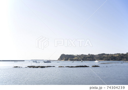 神奈川県三浦市江奈湾の風景 74304239