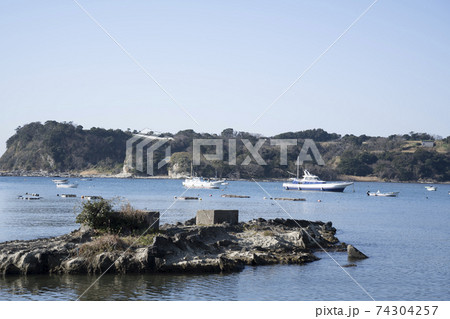 神奈川県三浦市江奈湾に浮かぶ釣り船と岩礁の風景 神奈川県三浦市江奈湾に浮かぶ釣り船と岩礁の風景 74304257