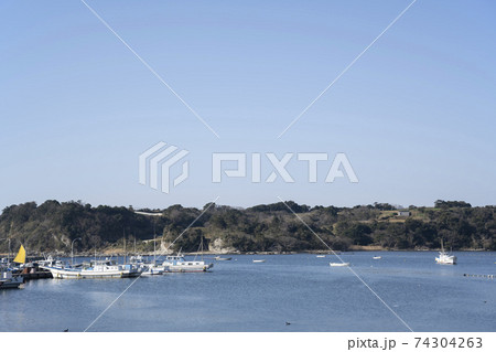 神奈川県三浦市江奈湾と釣り船の風景 74304263