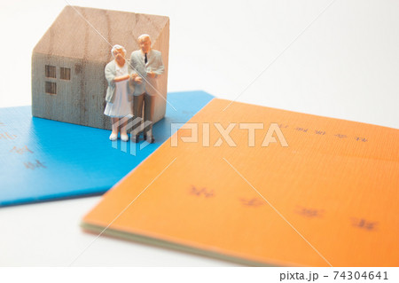 老後と年金（日本の年金手帳） 74304641