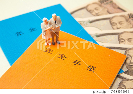 老後と年金(日本の年金手帳) 老後と年金(日本の年金手帳) 74304642