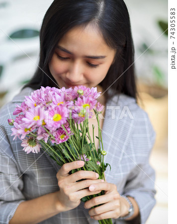 Businesswoman scent pink flowers brunch in front of the cafe 74305583