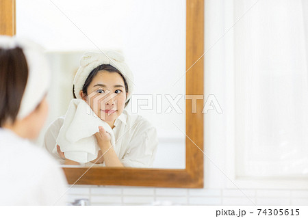 洗顔をしている若い女性 74305615