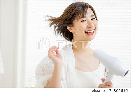 ドライヤーをする若い女性 ドライヤーをする若い女性 74305616