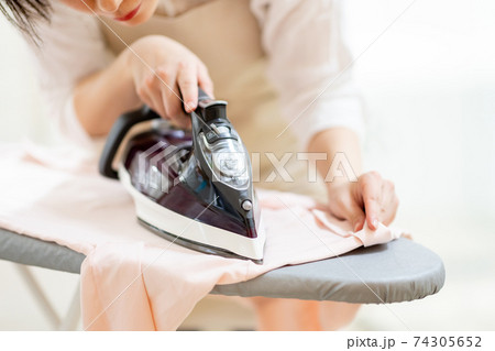 アイロンをかける女性 アイロンをかける女性 74305652