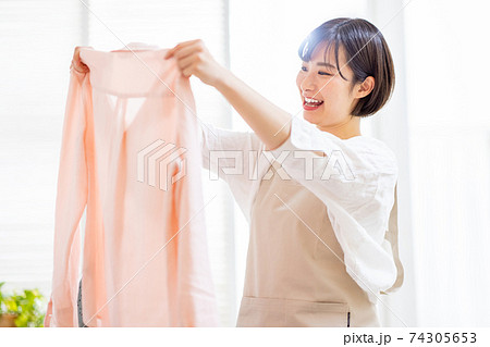 洗濯をする若い女性 74305653