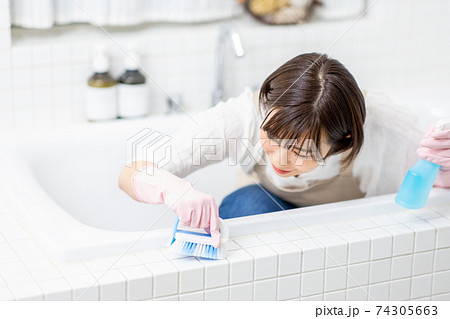 お風呂掃除をする若い女性 74305663