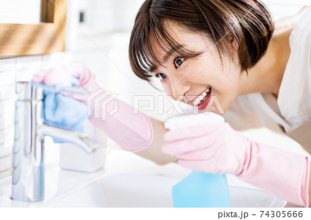 蛇口を掃除する若い女性 74305666