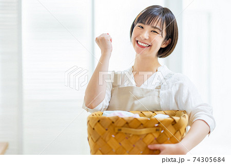 洗濯をする若い女性 洗濯をする若い女性 74305684