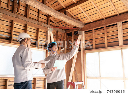 住宅建築現場で働く人々　スケルトンリフォーム　打ち合わせ 74306016