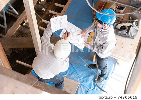 住宅建築現場で働く人々 スケルトンリフォーム 打ち合わせ 見下ろす 住宅建築現場で働く人々 スケルトンリフォーム 打ち合わせ 見下ろす 74306019