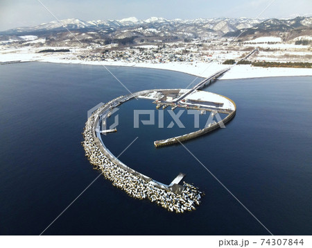 冬の北海道長万部町国縫漁港の雪景色を空撮 冬の北海道長万部町国縫漁港の雪景色を空撮 74307844