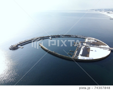 冬の北海道長万部町国縫漁港の雪景色を空撮 74307848