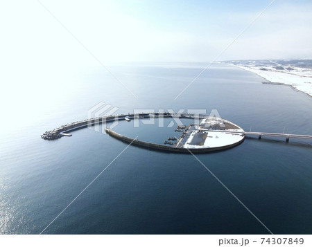 冬の北海道長万部町国縫漁港の雪景色を空撮 74307849