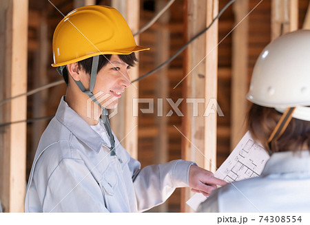 建築現場で打ち合わせ　イメージ 74308554