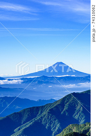 奥秩父の山並みと富士山 奥秩父の山並みと富士山 74310062