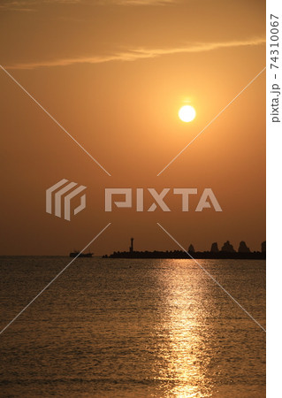 七つ岩沖に登る日出 七つ岩沖に登る日出 74310067