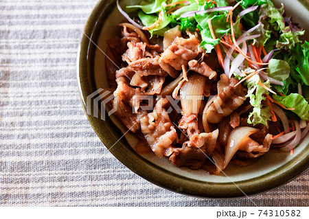 ご飯がすすむバラスライスの生姜焼き 74310582