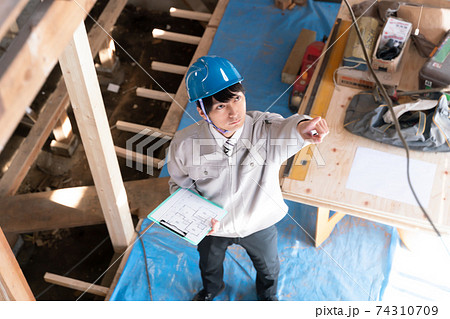 建築現場で働くビジネスマン 建築現場で働くビジネスマン 74310709