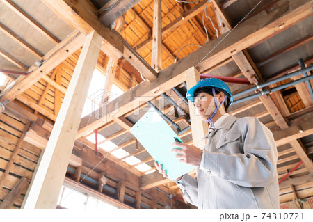建築現場で働くビジネスマン 74310721