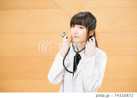 異常の無い表情をする女医さん 異常の無い表情をする女医さん 74310872