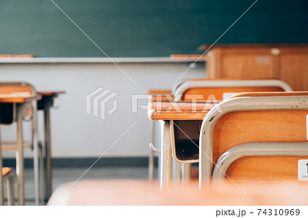 学校の教室 学校の教室 74310969