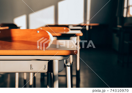 学校の教室 学校の教室 74310970