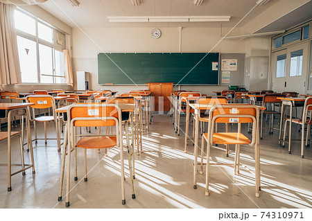 学校の教室 74310971