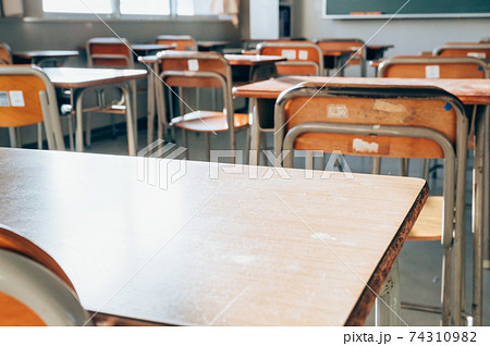 学校の教室 74310982
